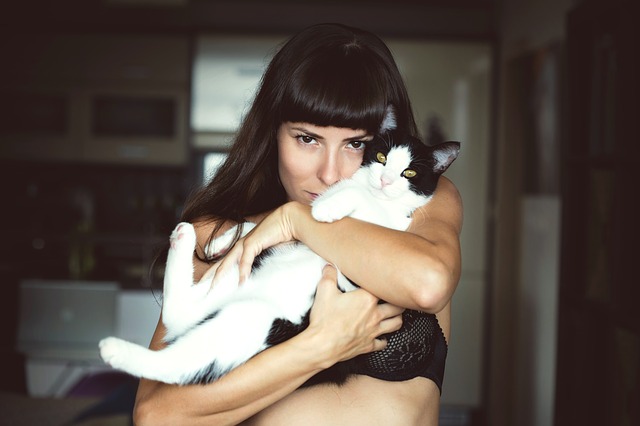 Žena v spodnej bielizni drží na rukách mačku.jpg