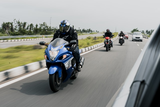 Cestní motorkári, traja jazdci na motorke za sebou