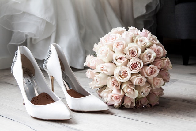 Biele svadobné topánky a svadobná kytica z ružových ruží.jpg